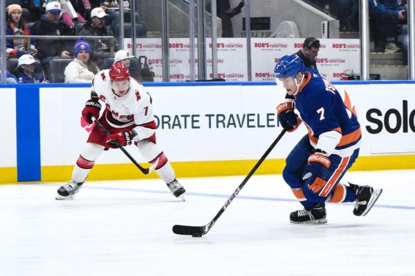 Islanders score 4 goals in 2nd period to down Hurricanes