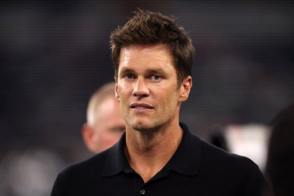 From Raiders’ coaching booth, Tom Brady draws fans’ ire