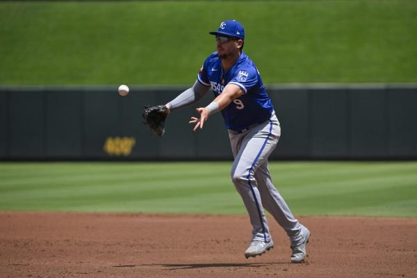 Royals rally for 6-4 win over Cardinals in opener thumbnail