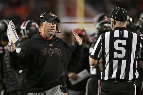 Ailing Louisville braces for bowl-hungry Kentucky