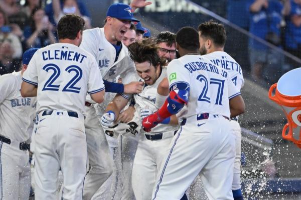 Back-to-back HRs in 9th lift Jays over D-backs
