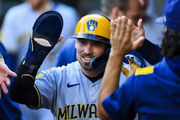 Brewers find a way, beat Reds in 11 for franchise-record 14th straight win