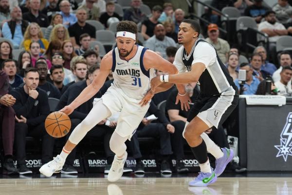 Mavericks hunting season sweep of stumbling Spurs