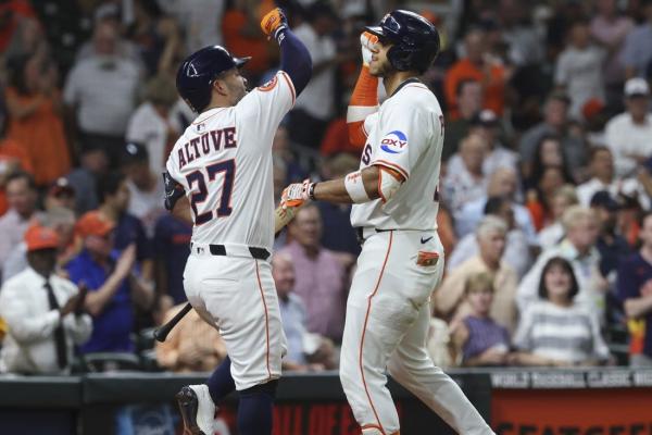 Astros score 4 in 8th to earn comeback win over Yankees