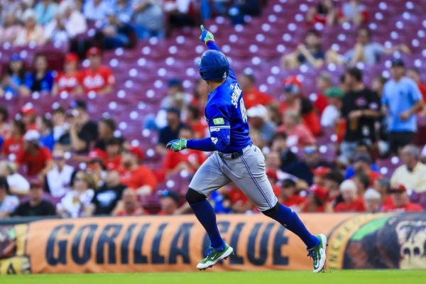 Blue Jays ride 18-hit, 5-homer attack in win over Reds
