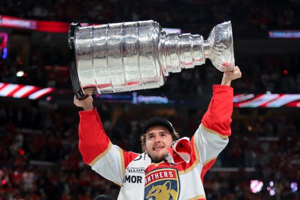 Panthers bring back F Mackie Samoskevich on 1-year contract