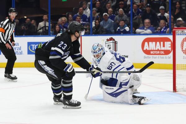 Leafs hold off Lightning’s late charge