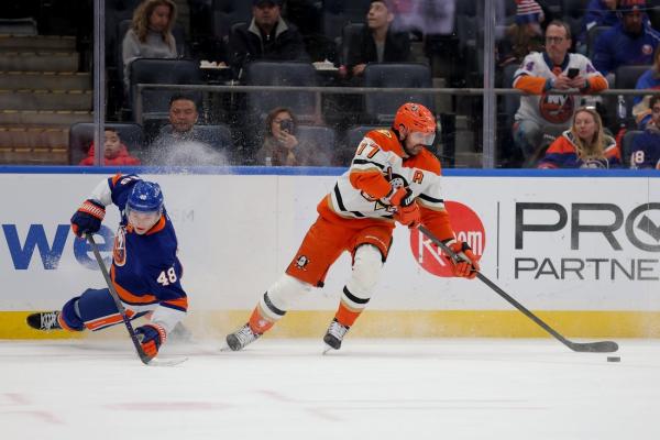 Islanders overcome key injury to take down Ducks