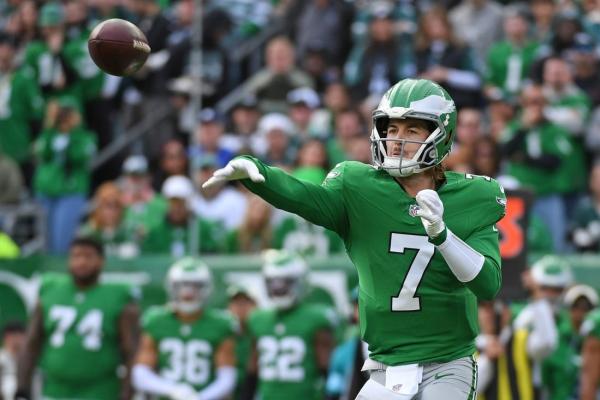 Eagles QB Kenny Pickett (ribs) injured vs. Cowboys thumbnail