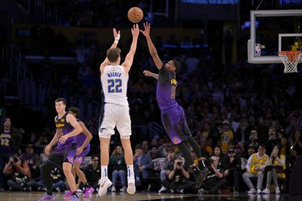 Soaring Magic shoot to knock off Pistons