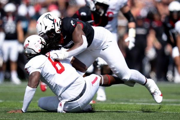 Cincinnati shuts out Houston in Big 12 opener