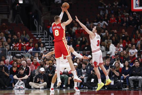 Bulls hold off Hawks to stay unbeaten to start season