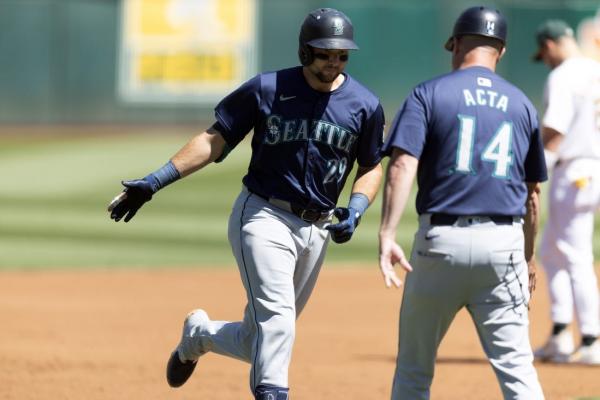 Mariners mash 3 HRs, split series vs. A's thumbnail