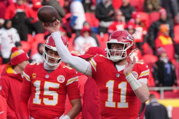 Report: Vikings add Carson Wentz, flip Sam Howell to Eagles