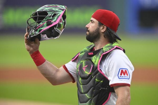 Guardians re-sign C Austin Hedges to one-year deal