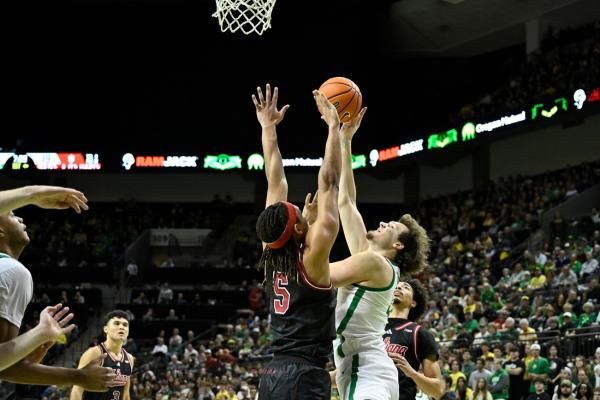 Closing spree sends streaking Oregon past Indiana