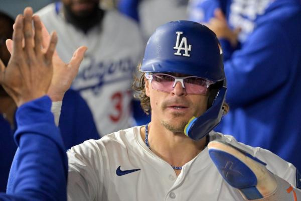 Mookie Betts’ 4-hit night sends Dodgers past Reds, into NLDS