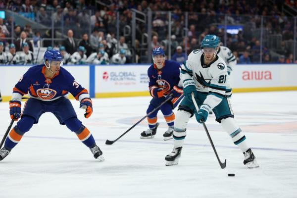 Islanders sink Sharks in battle of last-place teams