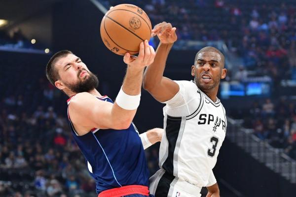 Down 26 to Spurs, Clippers roar back with 3-point barrage