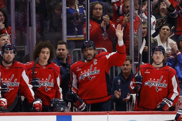 Capitals celebrate Alex Ovechkin's 900th goal in blowout of Blues