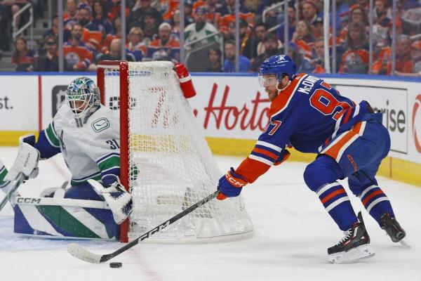 Oilers level series vs. Canucks thanks to last-minute goal thumbnail
