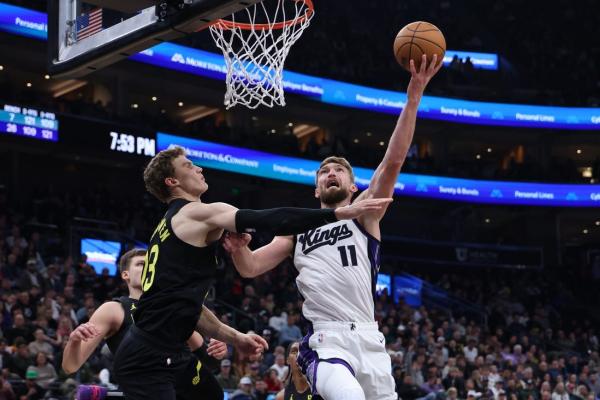 Kings catch fire in third quarter, blast Jazz