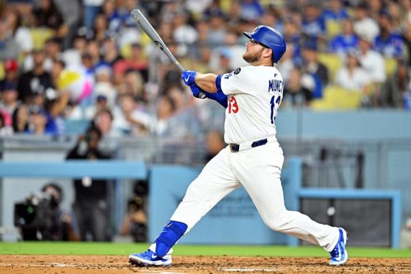 Dodgers 3B Max Muncy (oblique) returns to IL