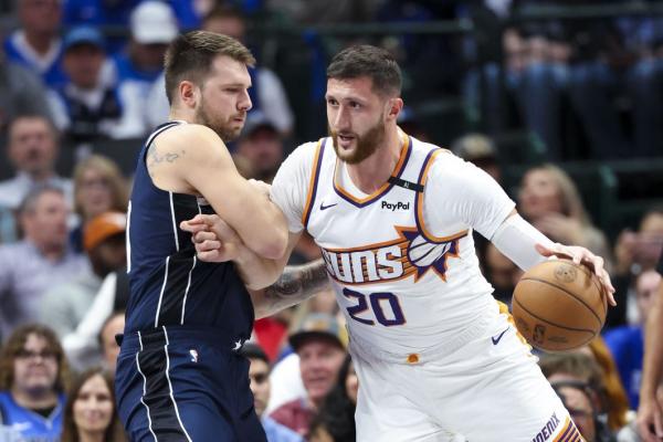 Last-second free throw lifts Suns past Mavs for 7th straight win thumbnail