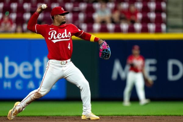 Reds blast Cardinals 9-1 to split four-game set
