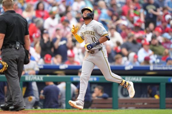 Brewers explode for 17 runs, defeat Phillies