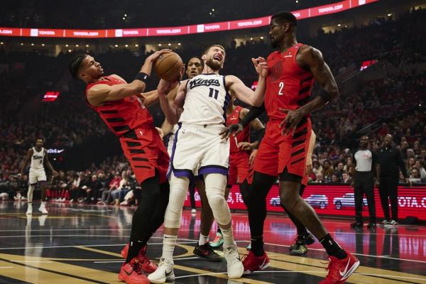 Deandre Ayton, Trail Blazers breeze past Kings