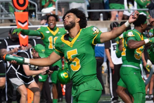 No. 4 Oregon revs up offense for first road test at Northwestern