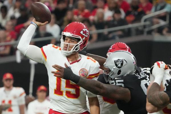 Patrick Mahomes, Chiefs hold off Raiders to stay unbeaten