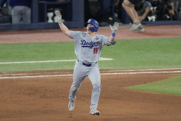 Father-son Blue Jays fans walk away winners from World Series Game 7