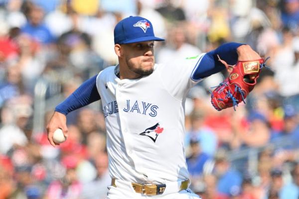 Jays' Jose Berrios stifles Cards, wins 7th straight start thumbnail