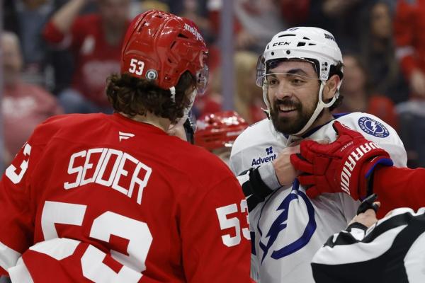 Red Wings chasing 8th straight win, host Lightning