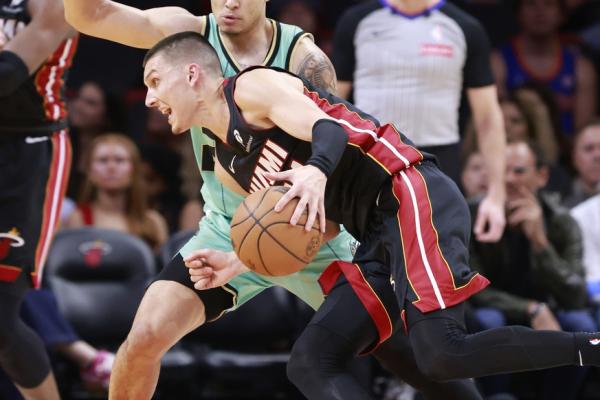 Andrew Wiggins scores 42 as Heat halt skid vs. Hornets