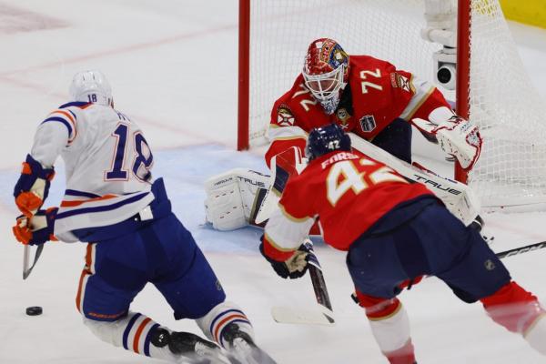 Evan Rodrigues, Panthers have big third period, down Oilers in Game 2 thumbnail