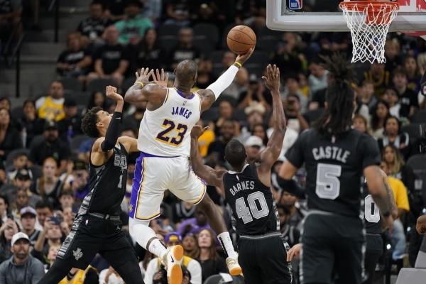 LeBron James notches 4th straight triple-double as Lakers edge Spurs thumbnail