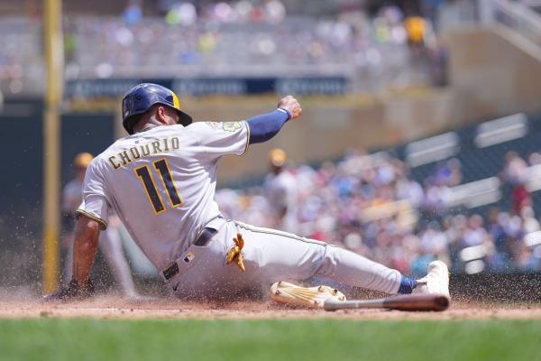 Brewers earn sweep at Twins with big slugging day