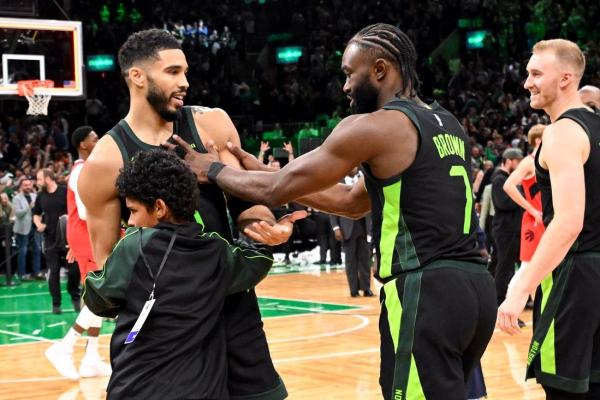 Jayson Tatum buzzer-beater lifts Celtics over Raptors