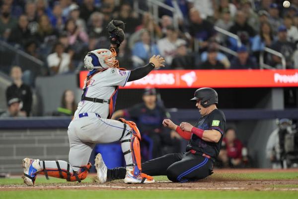 Mets scratch out win over Jays, snag wild-card lead