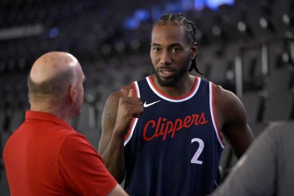 Report: Clippers’ Kawhi Leonard (knee) out indefinitely