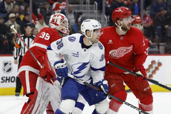 Lightning make most of limited opportunities to strike down Red Wings