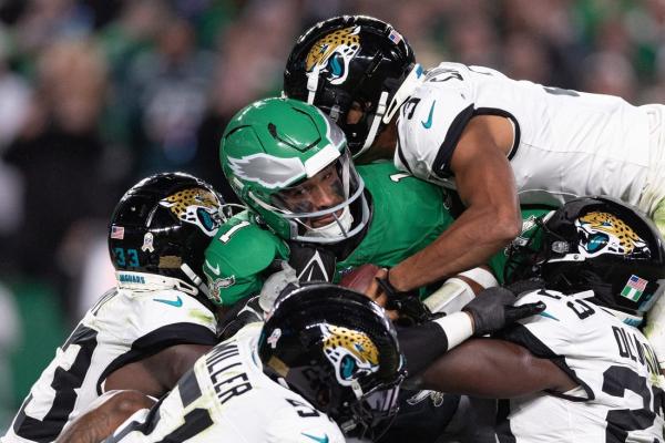 Eagles open 22-point lead, hold on to beat Jaguars thumbnail