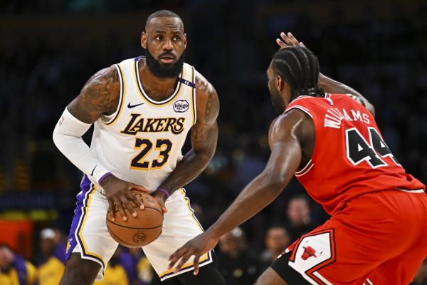 Bulls’ strong second half leaves Lakers in dust