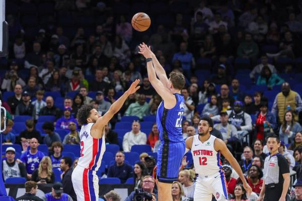 Franz Wagner takes charge late to lead Magic past Pistons thumbnail