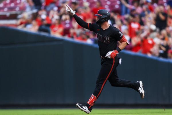 Reds pound out 14 hits, top Rays in opener