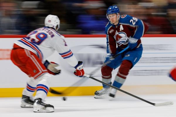 Avalanche win 7th straight; score 4 in third to vanquish Rangers