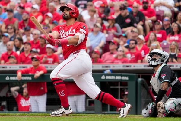 Reds put on offensive show to rout Diamondbacks